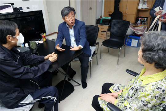 김헌동(가운데) SH공사 사장이 주거상향 지원을 통해 이주를 마친 가구를 방문, 주거상향지원사업에 대한 의견을 듣고 있다. SH공사 제공.